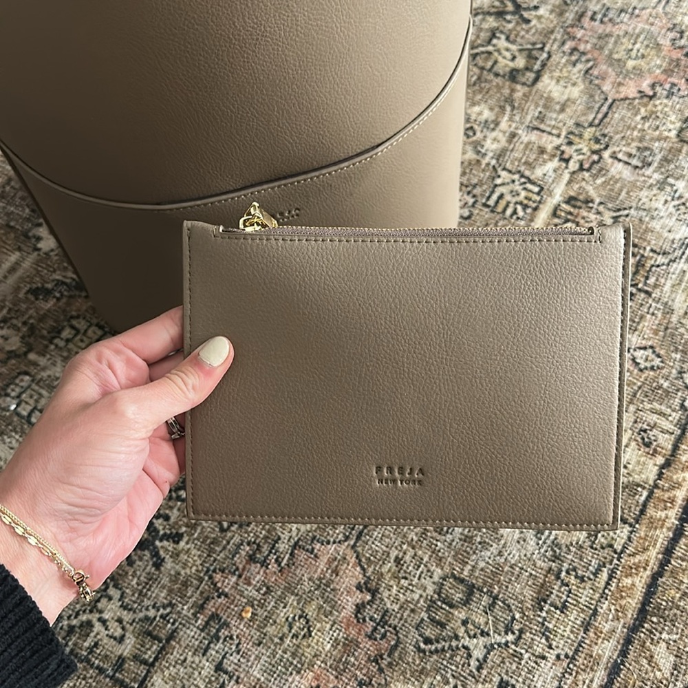 Freja New York Beige Leather Bucket Bag - Picture 2 of 4